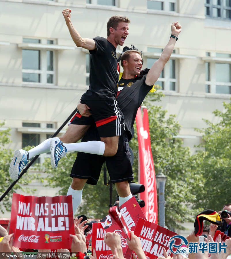 當(dāng)?shù)貢r(shí)間2014年7月15日，德國(guó)柏林，德國(guó)隊(duì)歸國(guó)舉行奪冠巡游