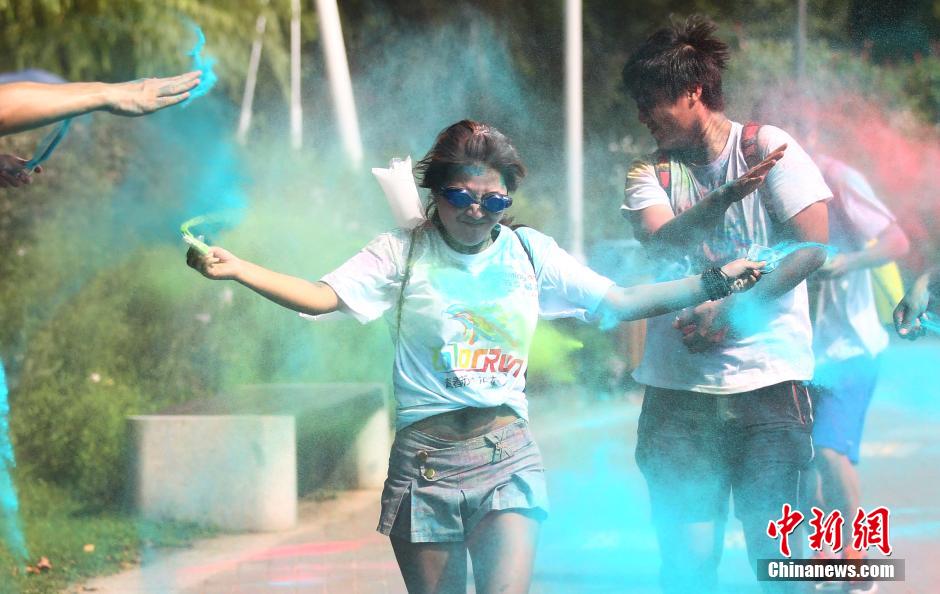 7月19日,參加彩虹跑的年輕人沖向終點(diǎn)后合影。