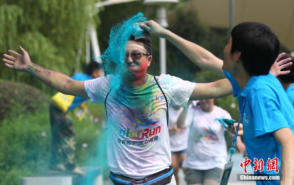 7月19日,參加彩虹跑的年輕人沖向終點(diǎn)后合影。