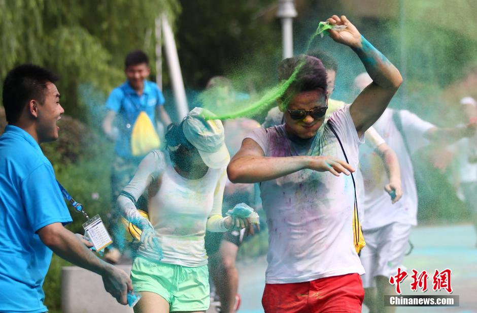 7月19日,參加彩虹跑的年輕人沖向終點(diǎn)后合影。