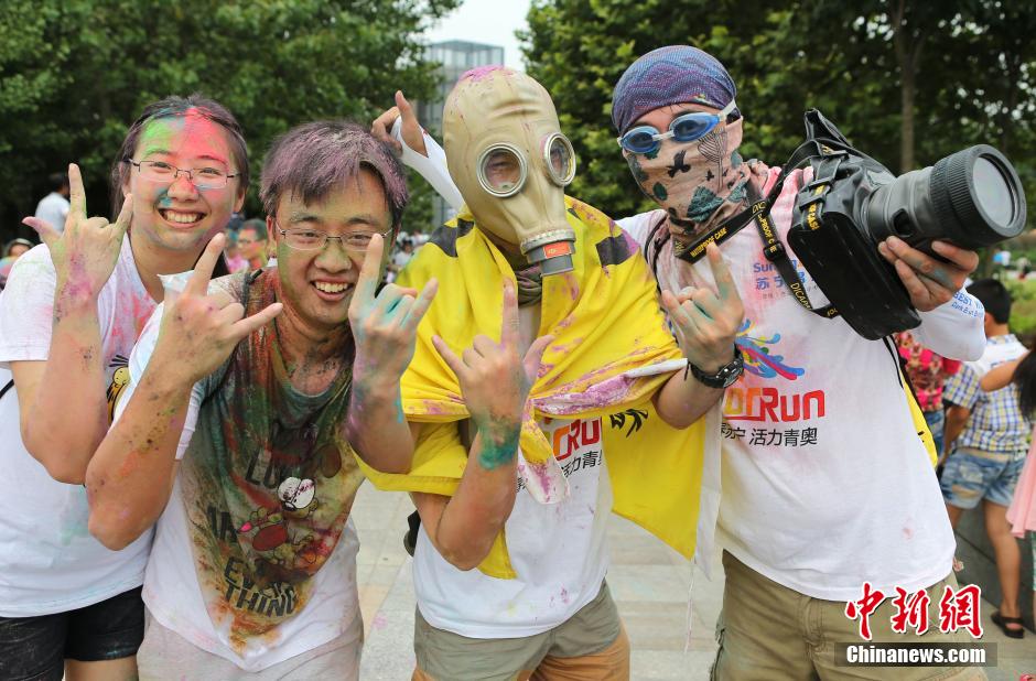 7月19日,參加彩虹跑的年輕人沖向終點(diǎn)后合影。