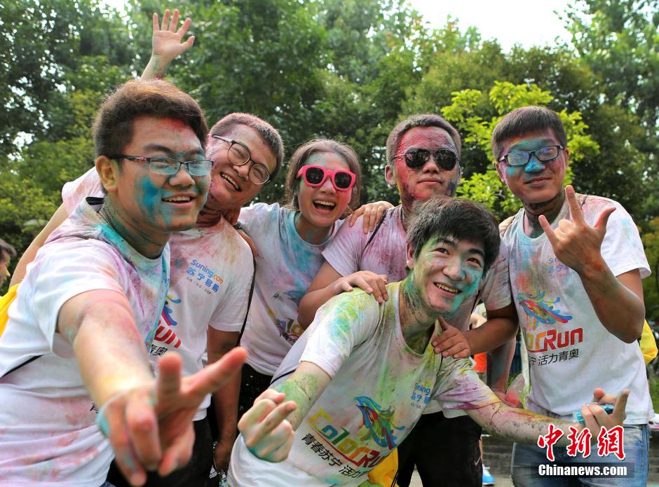 7月19日,參加彩虹跑的年輕人沖向終點(diǎn)后合影。