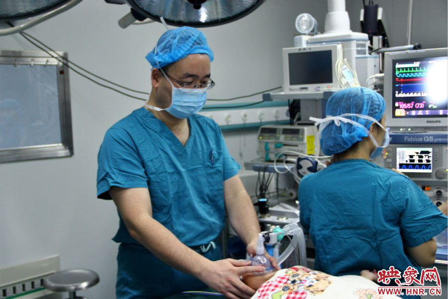 上午8點(diǎn)10分，小龍接受全身麻醉。