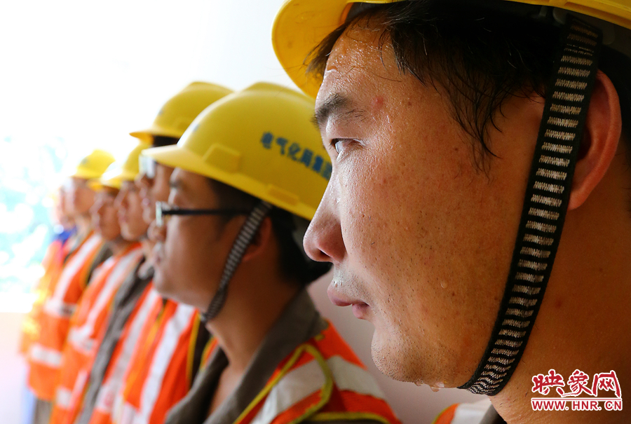 入伏的天氣里，一套工裝穿在身上，即使不動也是滿頭大汗