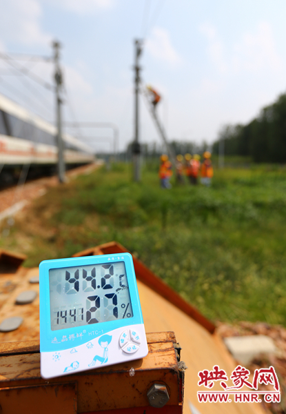 剛開始工作20分鐘，戶外溫度已經(jīng)達(dá)到44.2℃