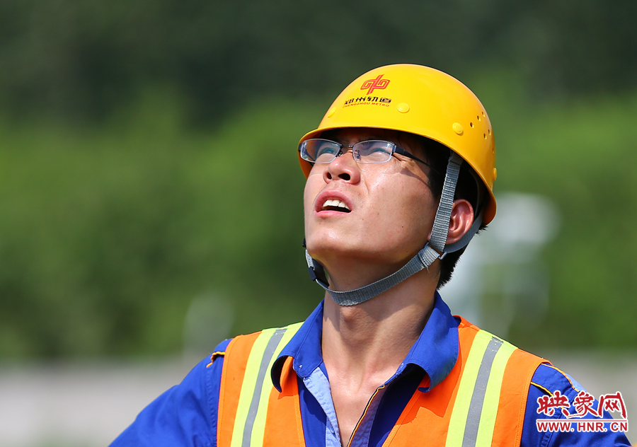 在直射的陽光下，工作人員只能瞇著眼睛觀察施工情況