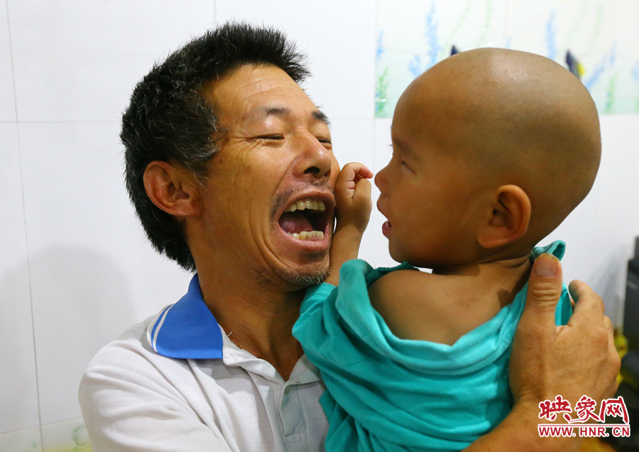 麻醉前，爺爺努力逗著大龍笑，他希望孩子能暫時(shí)忘記傷病帶來的疼痛