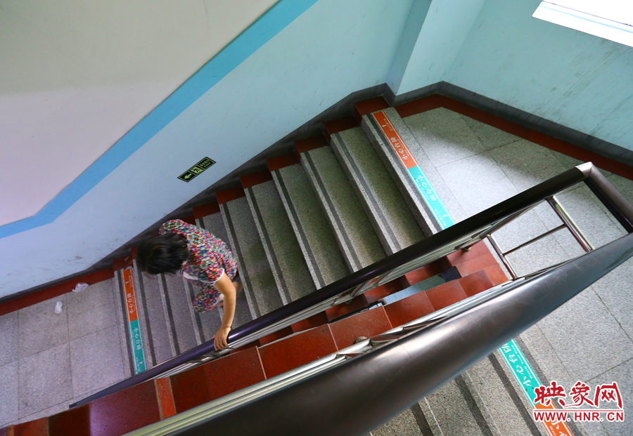 當(dāng)看到孫子進(jìn)入手術(shù)室后，大龍的奶奶含著淚離開