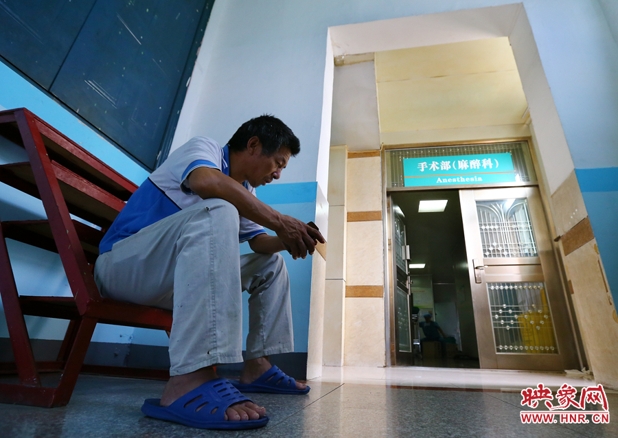 大龍的手術(shù)時(shí)，爺爺一直在門口焦急的等待