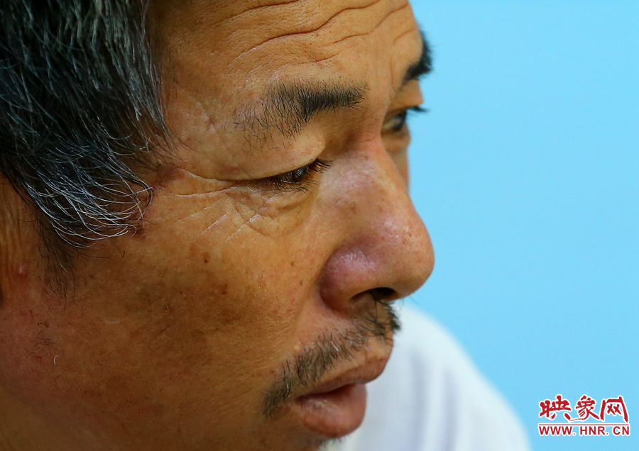 大龍爺爺兩鬢的白發(fā)這兩天好像又多了些，在手術(shù)室外的等待，更是對(duì)他內(nèi)心的煎熬。