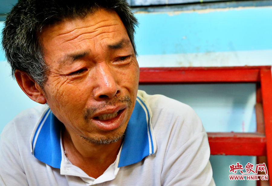 當(dāng)醫(yī)生告知大龍手術(shù)成功的時(shí)候，爺爺忍不住哭了起來