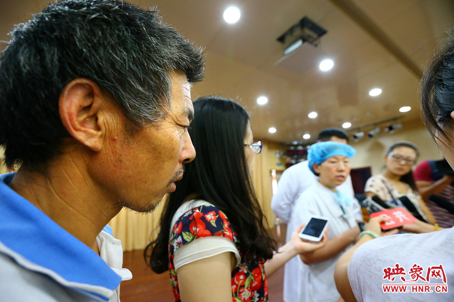 大龍的爺爺在記者采訪醫(yī)生的時(shí)候，在一旁默默的聽著病情介紹