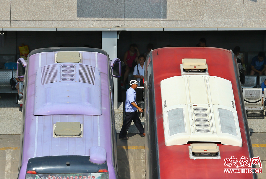 調(diào)度員的身影，在客車間不停穿梭