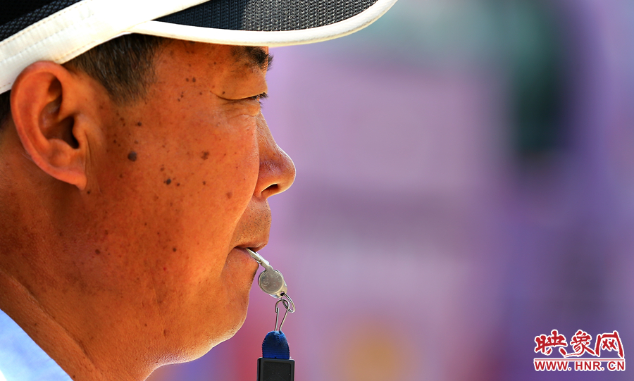 嘴中的口哨不停的響起，一個(gè)班下來口干舌燥是家常便飯