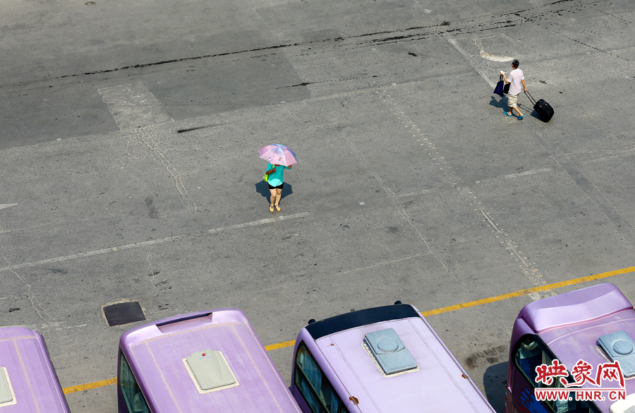 酷暑的陽光，常常曬化車站內(nèi)地面的瀝青，乘車的旅客都是匆匆而過，不愿過多停留。