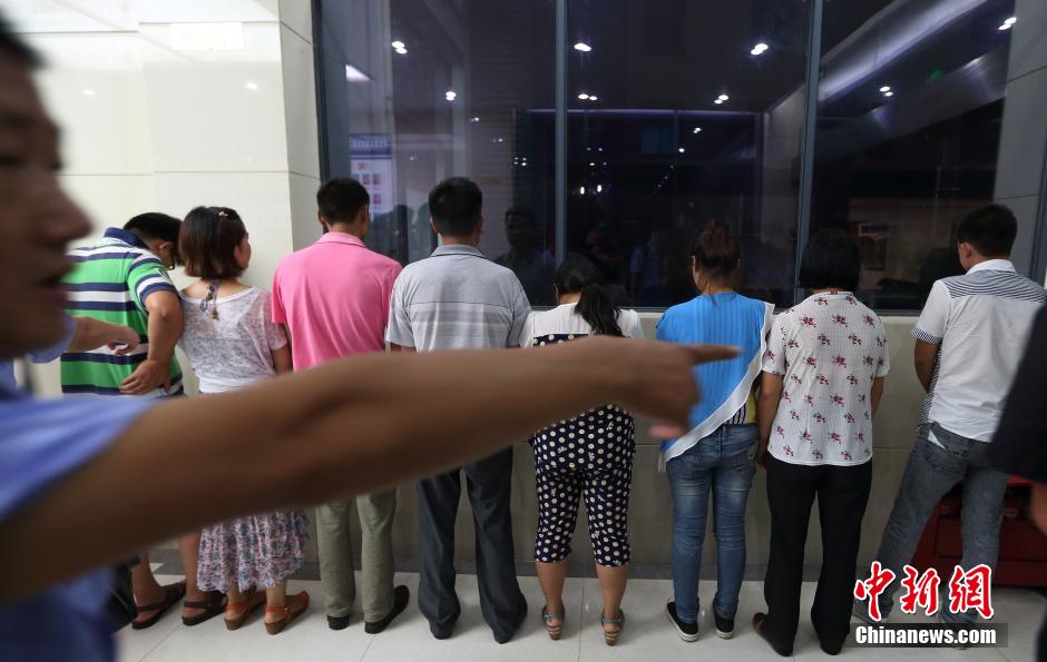 7月24日晚,南京警方將抓獲的以福建、江西、河南、湖北、黑龍江等多個(gè)外省市的涉及傳銷人員集中帶回。