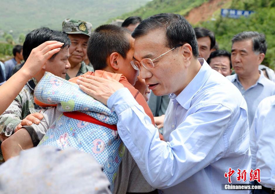 李克強總理察看震中災(zāi)情為生命讓路