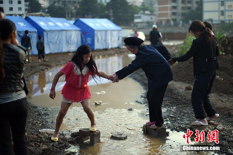 2014年8月6日，云南魯?shù)辇堫^山災(zāi)區(qū)，民眾暫居帳篷。