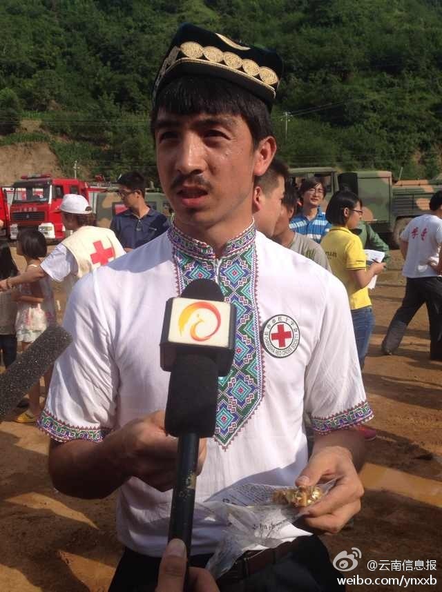 “切糕王子”阿迪力帶著他1萬(wàn)斤的切糕自長(zhǎng)沙抵達(dá)了龍頭山鎮(zhèn)。