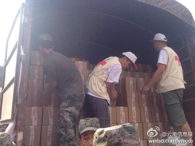 第14集團(tuán)軍官兵協(xié)助阿迪力將1100余箱切糕從貨車(chē)上卸下。