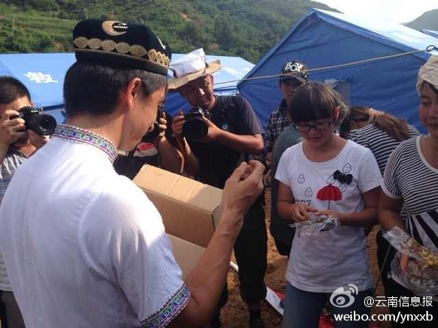 “切糕王子”阿迪力帶著重達(dá)5噸、價(jià)值50萬(wàn)元的切糕于7日下午抵達(dá)魯?shù)榈卣鹫鹬旋堫^山鎮(zhèn)。