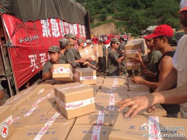 第14集團(tuán)軍官兵協(xié)助阿迪力將1100余箱切糕從貨車(chē)上卸下。