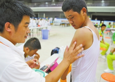 　南京天氣炎熱，地表溫度有時(shí)達(dá)到40℃以上，烈日下孩子們的衣服濕了又干、干了又濕。