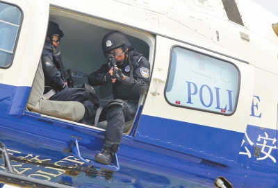 遇緊急情況，機(jī)載狙擊手可實(shí)施對(duì)地打擊。