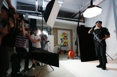 拍起大片來，特警也是一絲不茍。