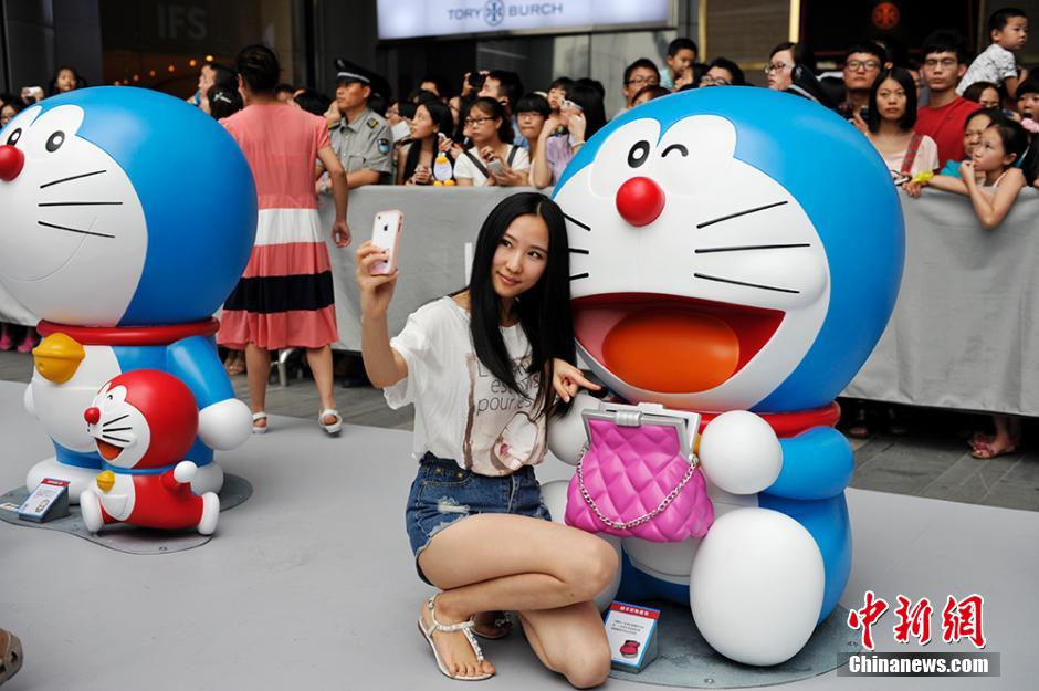 圖為成都民眾與哆啦A夢(mèng)合影留念。