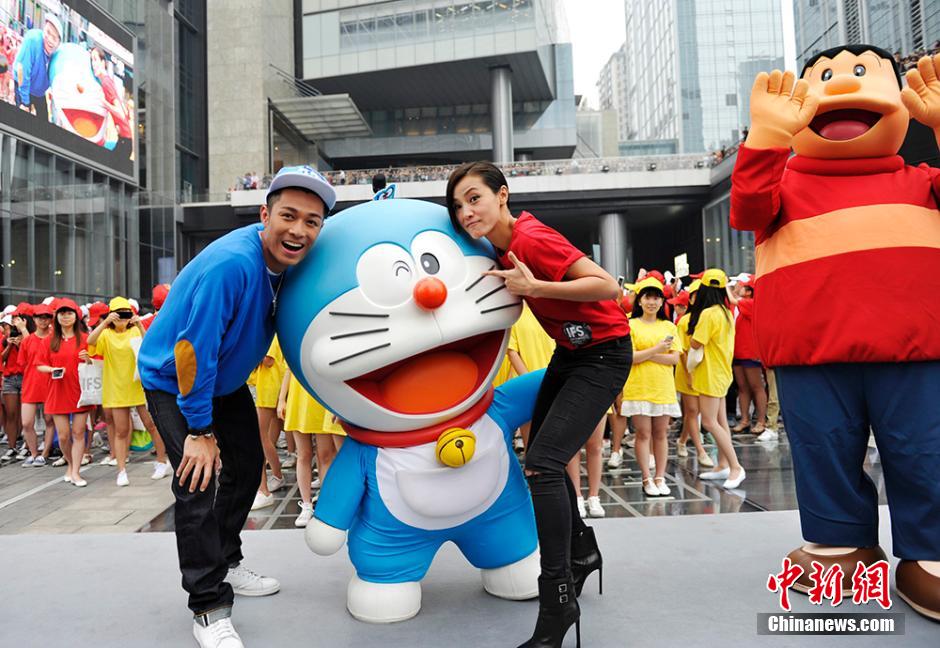 圖為何韻詩(shī)、周柏豪與哆啦A夢(mèng)合影。