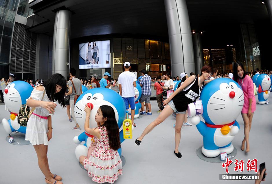 圖為成都民眾與哆啦A夢(mèng)合影留念。
