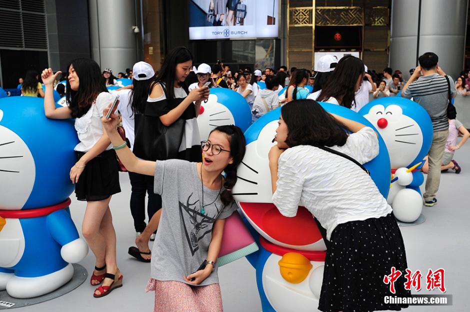 圖為成都民眾與哆啦A夢(mèng)合影留念。