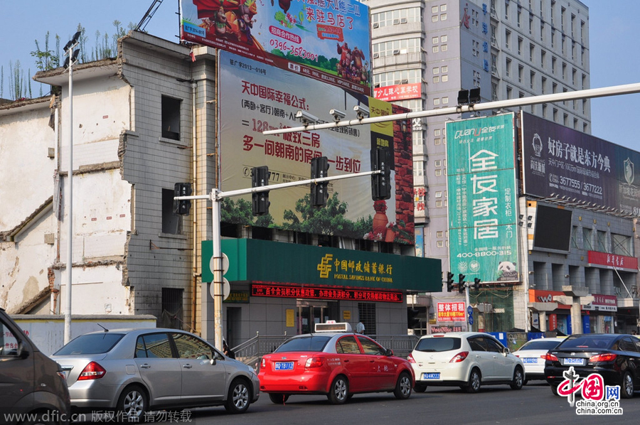 茶余飯后,人們談?wù)撟疃嗟木褪沁@座堅挺的小樓。