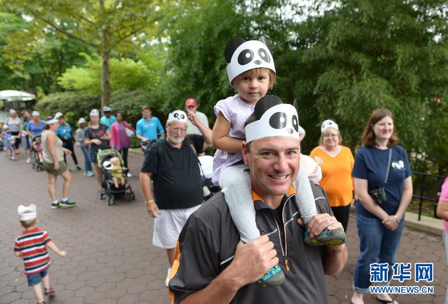 8月23日,在美國華盛頓的國家動物園,人們排隊參加大熊貓“寶寶”的慶生活動。