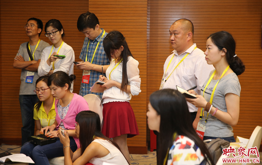  媒體記者集中采訪專家學者。