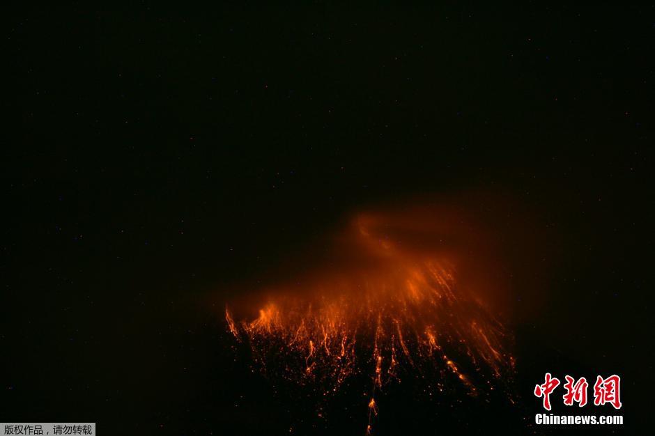 當(dāng)?shù)貢r間8月24日，厄瓜多爾通古拉瓦火山噴發(fā)，熔巖噴出宛如末世。