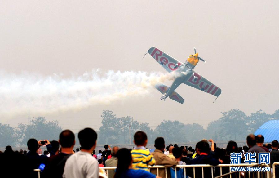 　9月13日，特技隊員在進行空中飛行表演。