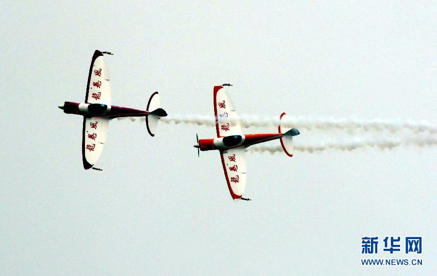 9月13日，特技隊員在進行空中飛行表演。