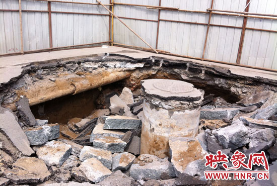 此次路面塌陷的直徑約為3米，深度有2米左右，坑內(nèi)布滿了碎石，路面下方20厘米左右。
