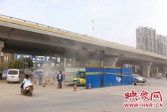 施工單位對(duì)塌陷處進(jìn)行路面切割，造成路面塵土飛揚(yáng)。