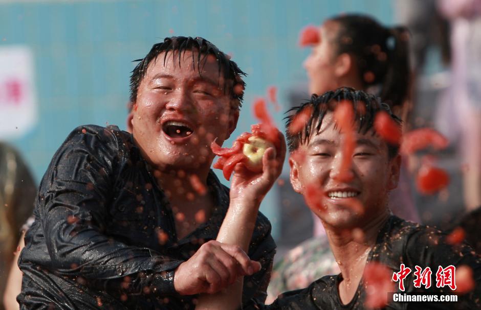 長沙上演“西紅柿大戰(zhàn)”場面火爆