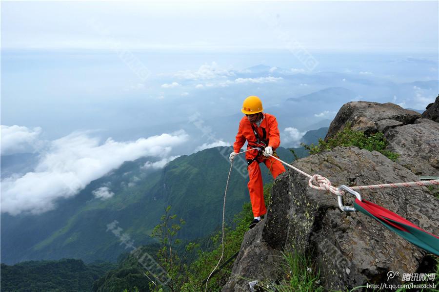 10月5日，峨眉山景區(qū)清潔工彭文才下到巖壁清理游客丟棄的垃圾。