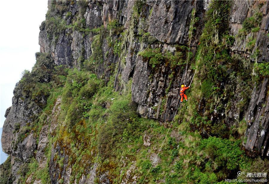 在峨眉山金頂，彭文才是護欄以外和懸崖區(qū)域唯一的清潔工。