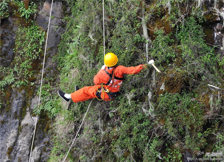 記者了解到，彭文才下到崖壁最深的地方有200多米，往返作業(yè)一次一般都在3小時左右，每年下崖80多次