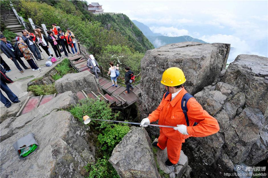 彭文才在撿拾垃圾。