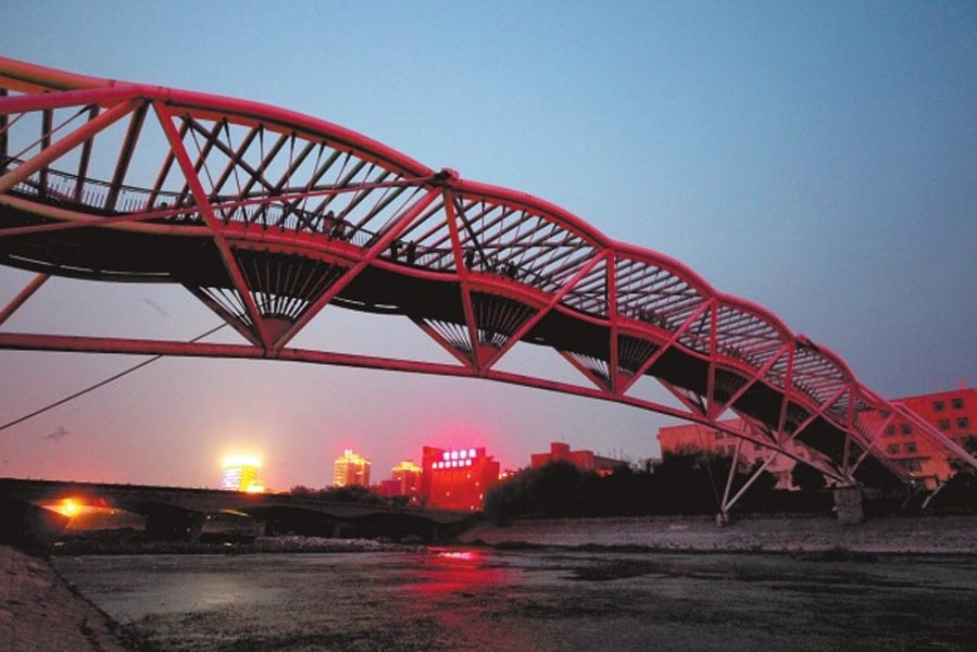 此前三座橋黑燈瞎火，許多人為此不敢從此過。