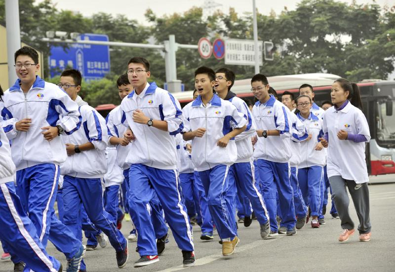 10月14日，成都七中萬(wàn)達(dá)學(xué)校實(shí)行三年跑六百公里才能畢業(yè)，現(xiàn)場(chǎng)學(xué)生開始長(zhǎng)跑。