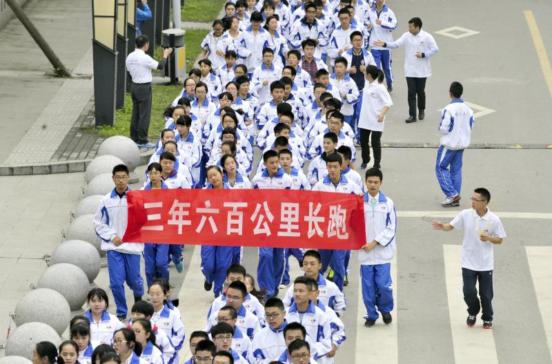 10月14日，成都七中萬(wàn)達(dá)學(xué)校實(shí)行三年跑六百公里才能畢業(yè)，現(xiàn)場(chǎng)學(xué)生開始長(zhǎng)跑。