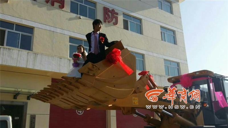 陜西小伙開8臺裝載機接新娘。